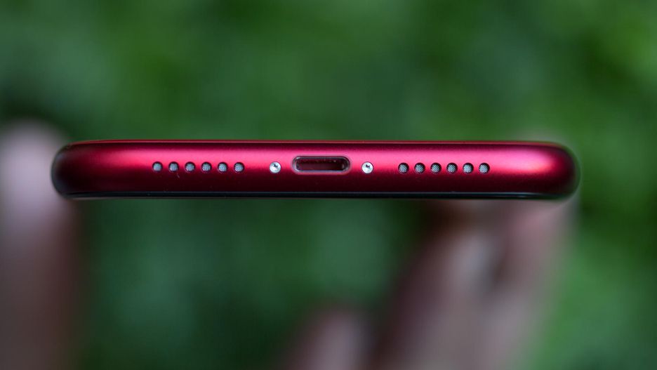 Product x. Iphone XR разъемы. Iphone XR снизу. Iphone 11 product Red разъем зарядки. Iphone XR разъем зарядки.